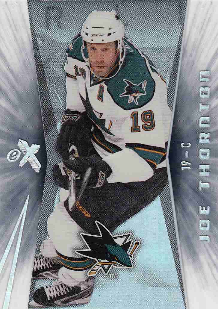 insert karta JOE THORNTON 08-09 Fleer Ultra EX Essential Credentials číslo ex7